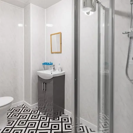 Centre 5 With Kitchenette, Free Wifi And Smart Tv With Netflix By Yoko Middlesbrough